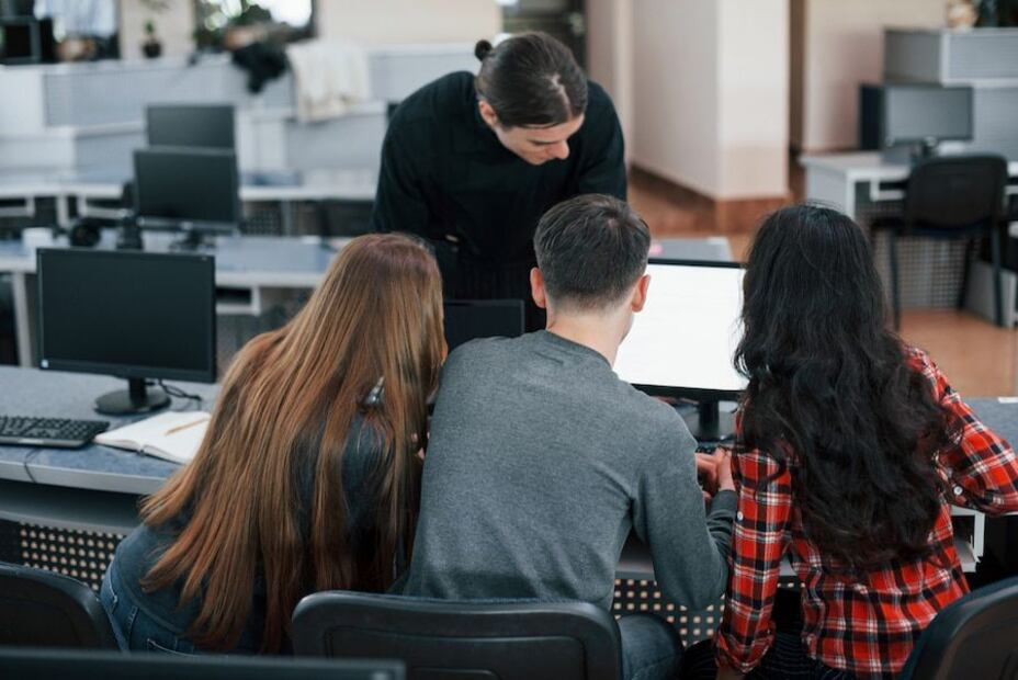 Harvard Business School nutre un ambiente emprendedor para cultivar ideas revolucionarias y convertirlas en empresas de éxito. Fuente:Freepik.