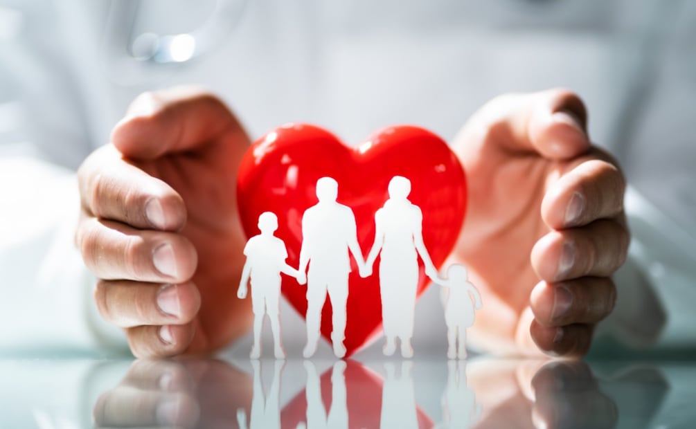 Seguro de vida vs gastos médicos: la diferencia clave que te ayudará a proteger mejor tu dinero. (Foto: Canva)