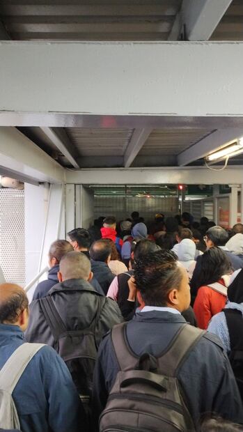 Usuarios de la Línea 8 no pueden ingresar a las estaciones. (Foto: Redes sociales)