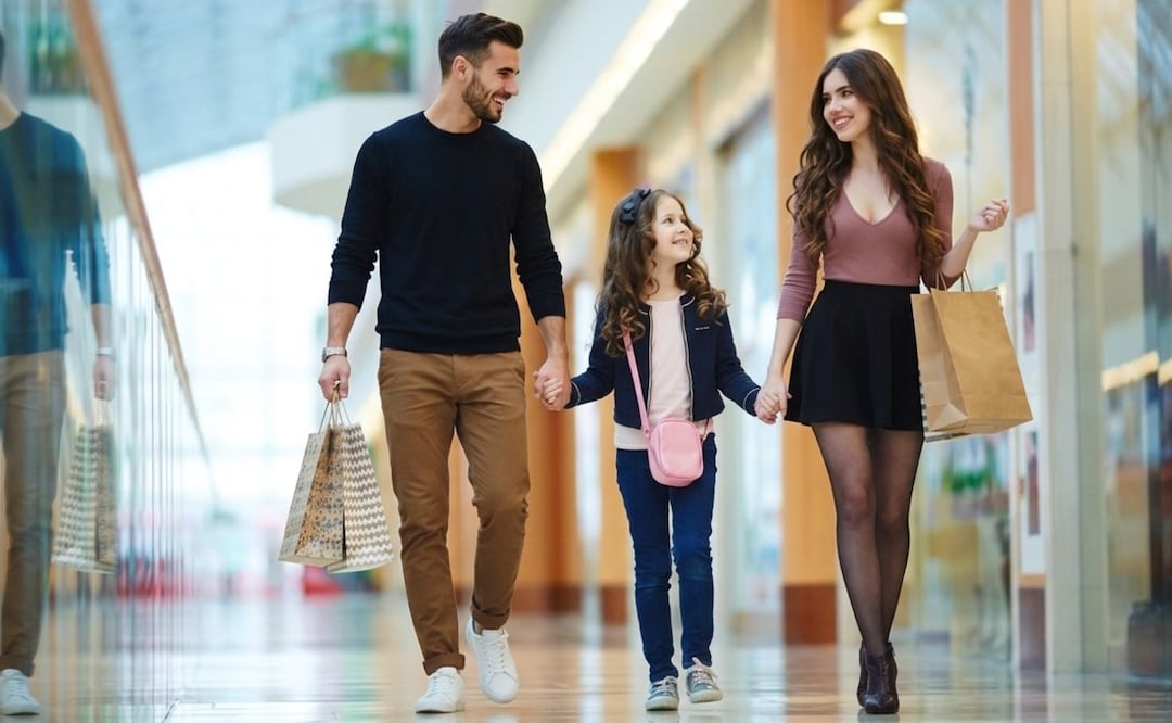 Juan de Ávila revela por qué ir al centro comercial destruye la economía de tu familia el fin de semana. (Foto: creada con IA)
