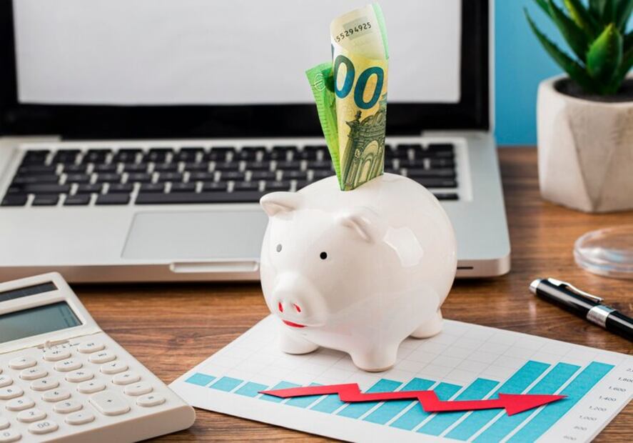 Hay que eliminar hábitos que impiden el ahorro dentro de la rutina diaria. Fuente: Freepik.