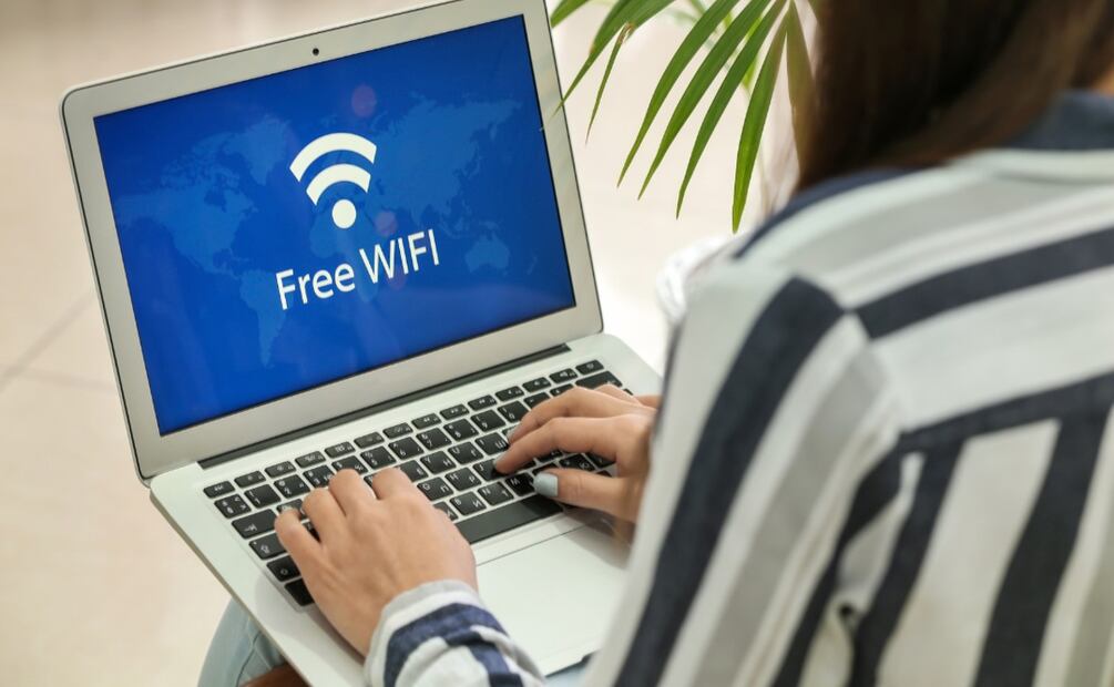 Cientos de estudiantes mexicanos, utilizan el servicio de Wifi- gratuito para realizar sus tareas o trabajos  escolares. (Foto: DeDinero)