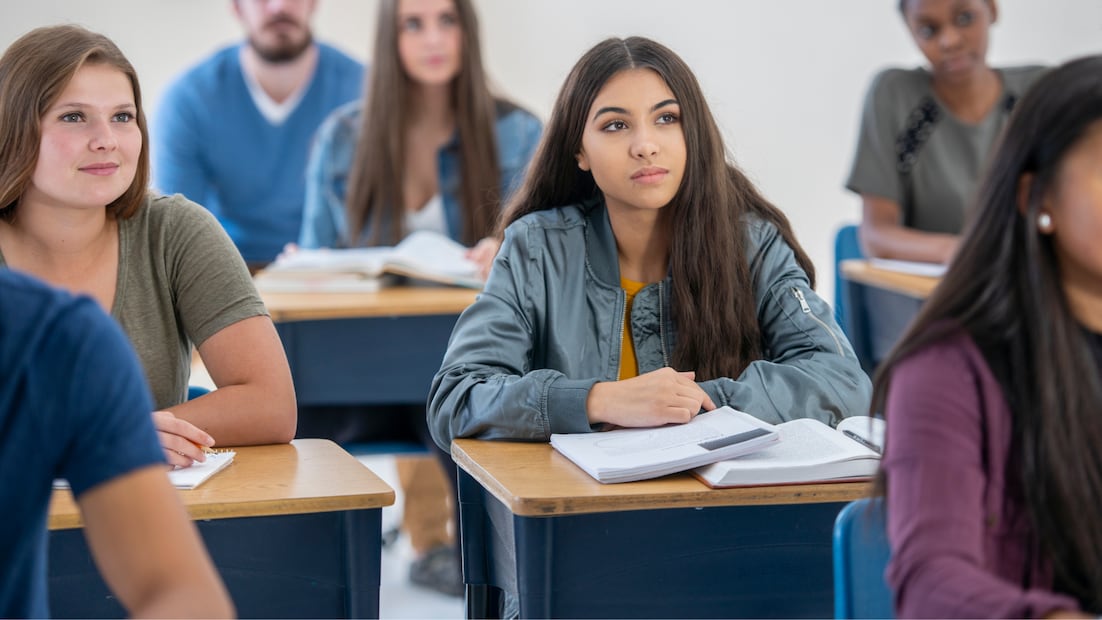 La beca Jóvenes Escribiendo el Futuro 2025 abre su registro en septiembre (Foto: Canva)