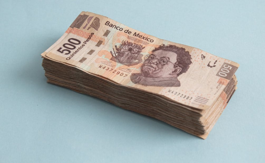 Carlos Slim propone eliminar la Pensión del Bienestar: esto pasaría con los adultos mayores. (Foto: Canva)