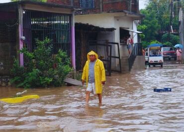 Suspensión masiva de clases en México por huracán y tormenta; impacta economía de negocios y casas