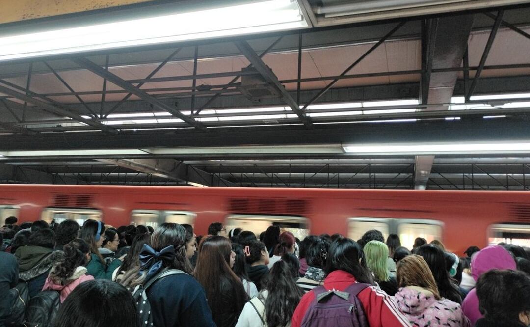 No llegues tarde al trabajo, varias estaciones del Metro presentan retrasos de más de 30 minutos. (Foto: Redes sociales)