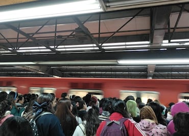 Usuarios invitan a tomar rutas alternas: Varias estaciones del Metro de la CDMX están colapsadas