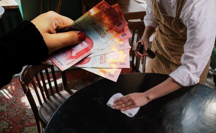 Alerta restaurantes: Patrón exhibe detalle en sueldo de mesera y esto encontramos en SAT y Profeco