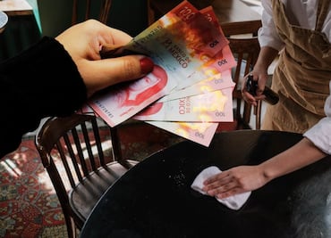 Alerta restaurantes: Patrón exhibe detalle en sueldo de mesera y esto encontramos en SAT y Profeco