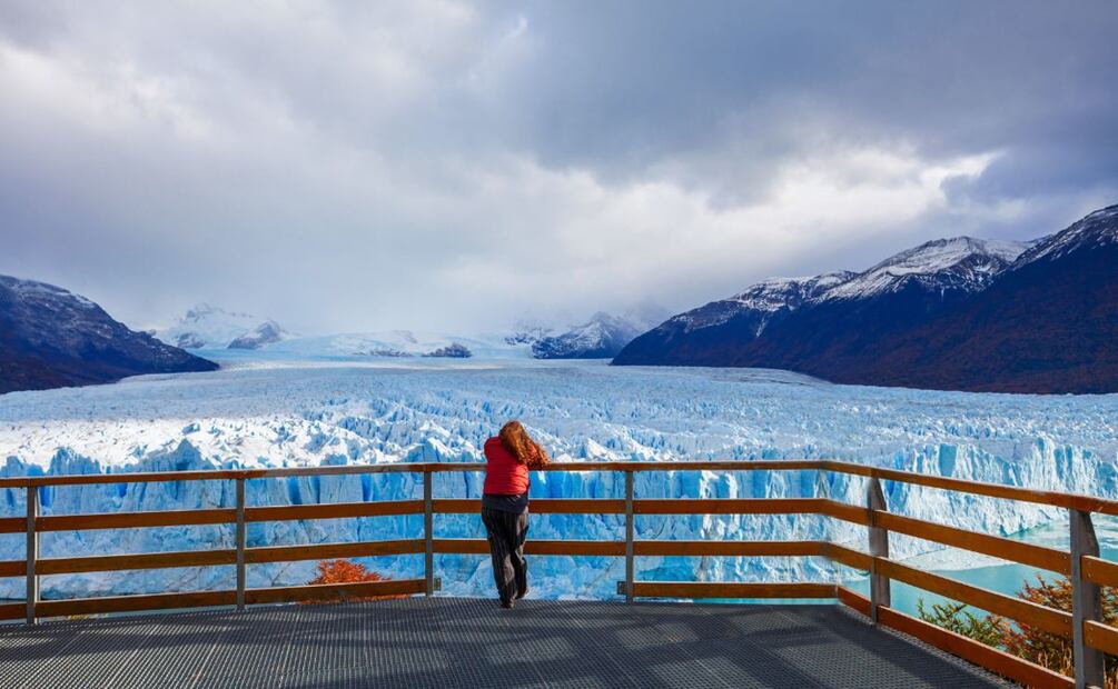 El glaciar Perito Moreno es uno de los glaciares más famosos del mundo, ubicado en el Parque Nacional Los Glaciares en la provincia de Santa Cruz, Argentina. (Foto: DeDinero)