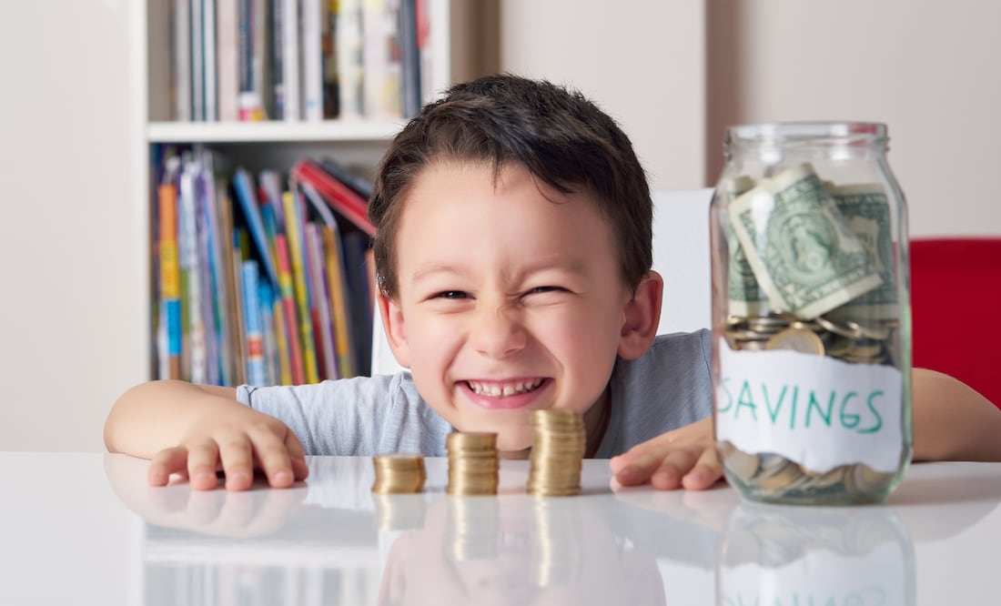 Educar financieramente a tus hijos les da herramientas para ahorrar (Foto: Canva)
