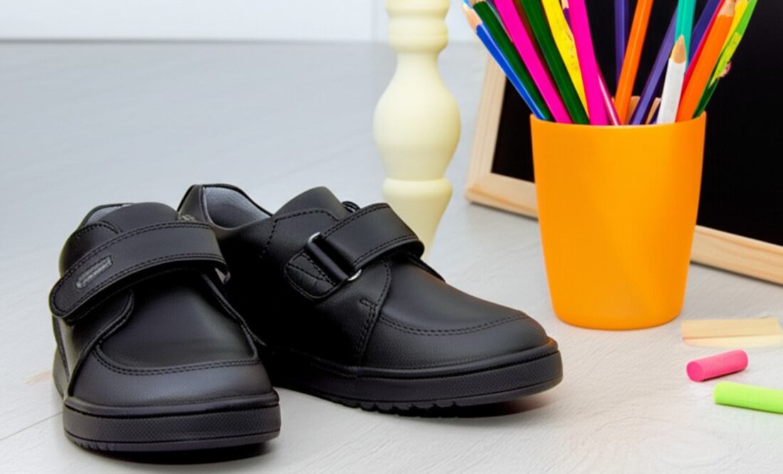Zapatos escolares duraderos: guía Profeco 2025. (Foto: Creada con IA)