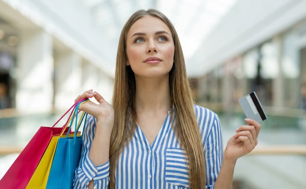 Cuándo sí y cuándo no dar el tarjetazo: Conoce la clave para usar los meses sin intereses. (Foto: Creada con IA)