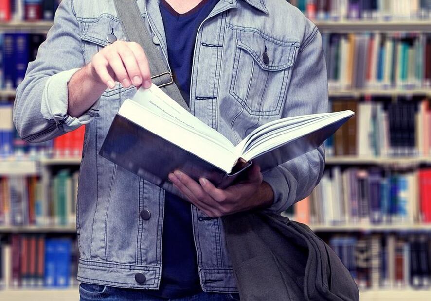 Estudiar una carrera te brinda muchos conocimientos, y también influye sobre tus finanzas. (Foto: Pixabay)