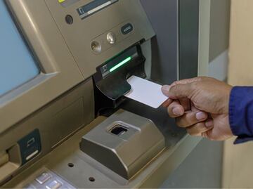 ¿El cajero automático te dio un billete falso? Esto debes hacer