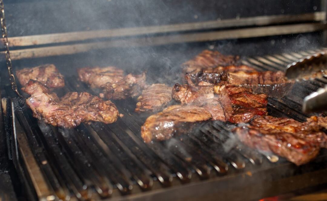 Descubre cómo organizar una deliciosa carnita asada por menos de $100 pesos. (Foto: Canva)