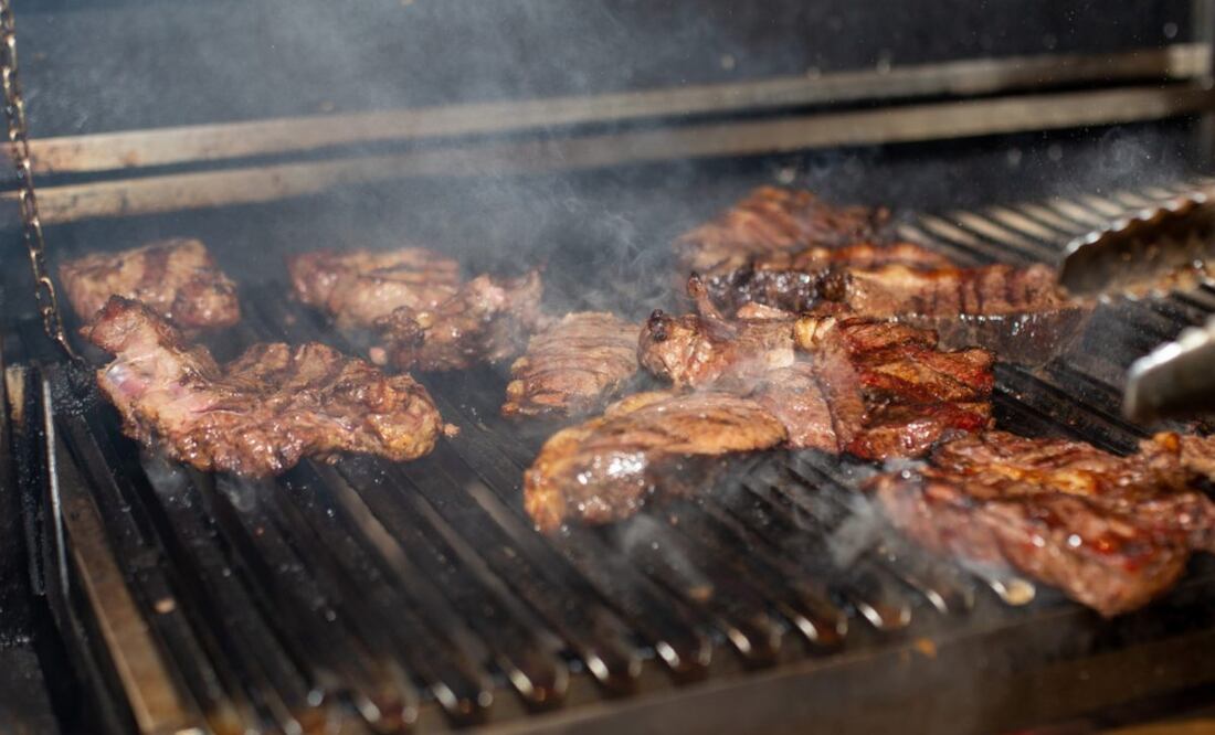 Descubre cómo organizar una deliciosa carnita asada por menos de $100 pesos. (Foto: Canva)