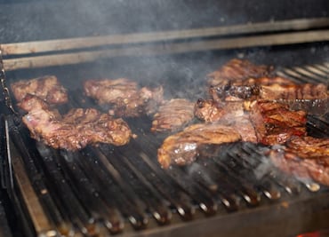 Aprende a disfrutar de una auténtica tradición norteña con una carnita asada completa y económica por menos de $100 pesos