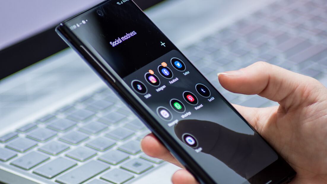 Restablecer tu celular puede darle nueva vida, pero hacerlo bien es clave para no perder tus datos importantes (Foto: Canva)