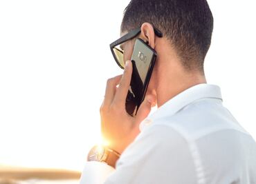 ¿Cuál es el número de teléfono de mi banco para reportar problemas?