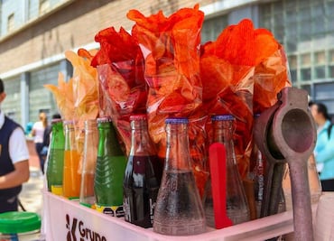 Multas por vender comida chatarra en escuelas rebasan 100 mil pesos en México; alimentos permitidos