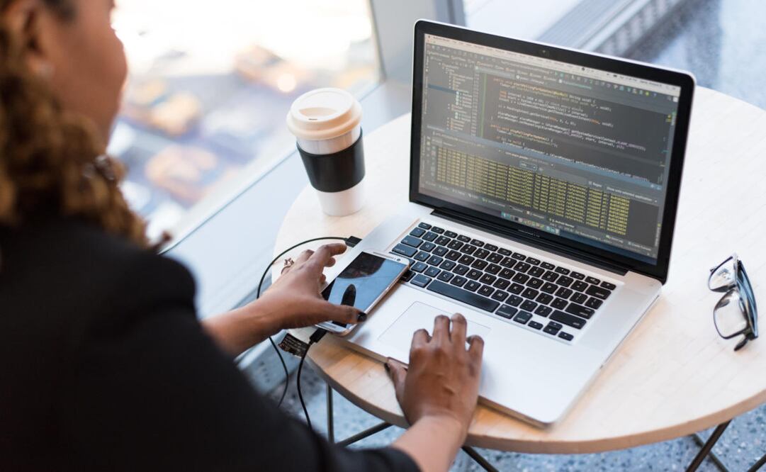 Escribir código y resolver problemas figura entre las habilidades profesionales con mayor demanda. (Foto: Pexels)