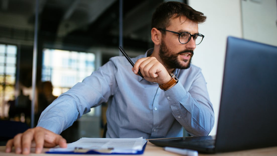 Los talleres gratuitos de empleo en CDMX buscan fortalecer las habilidades laborales de quienes desean mejorar su perfil profesional y conseguir un trabajo formal (Foto: Canva)