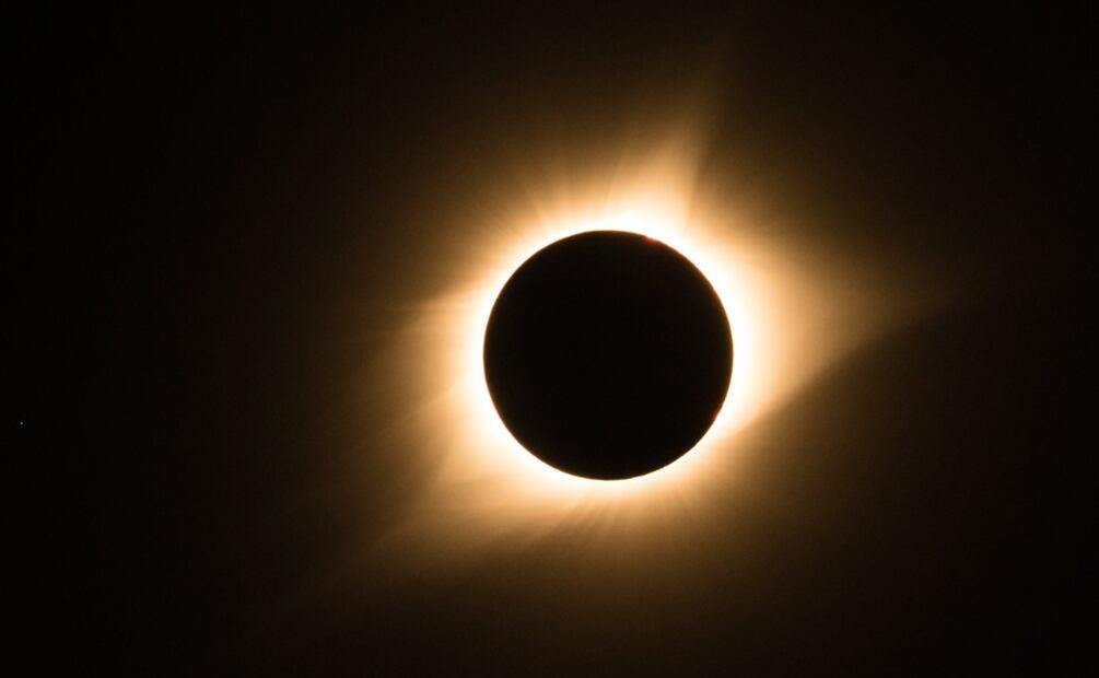 La NASA y la UNAM, recomienda utilizar una gafas especiales para poder disfrutar de este fenómeno astronómico. (Foto: DeDinero)