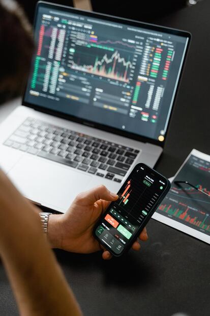 Puedes comprar y vender acciones a través de plataformas digitales. (Foto ilustrativa: Pexels)
