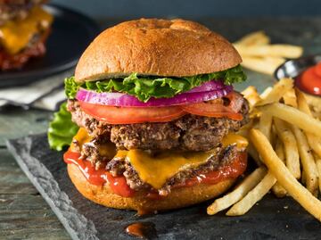 Carls Junior venderá hamburguesas a 1 peso y Burguer King a 10, descubre la fecha y el motivo